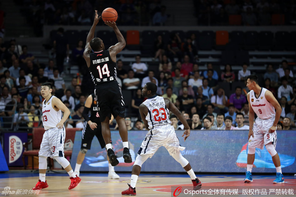 布泽尔与兰多夫在赛前友好握手致意，英雄相惜，但下一秒他们将为了胜利在内线展开殊死搏斗。