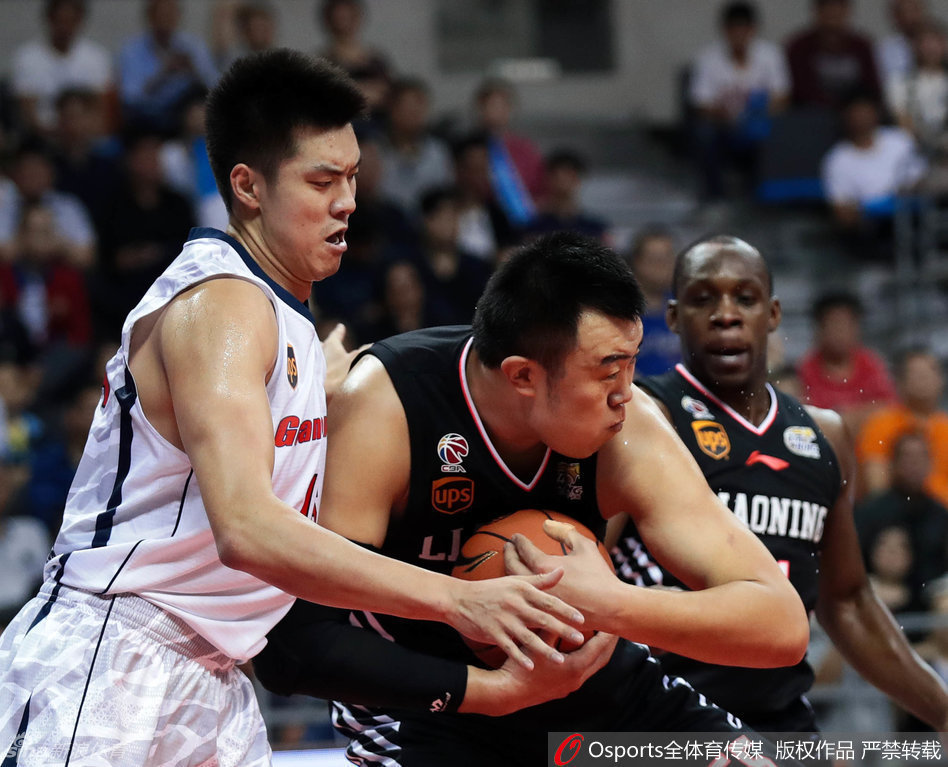 易建联犹如一座铁塔般雄踞内线，高高跃起完成一次势大力沉的单手劈扣，霸气十足。