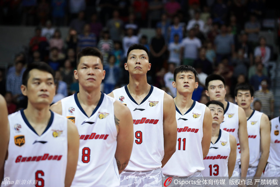 布泽尔凭借灵活的脚步，在对抗中觅得良机，冷静地完成一次上篮，展现出丰富的进攻技巧。