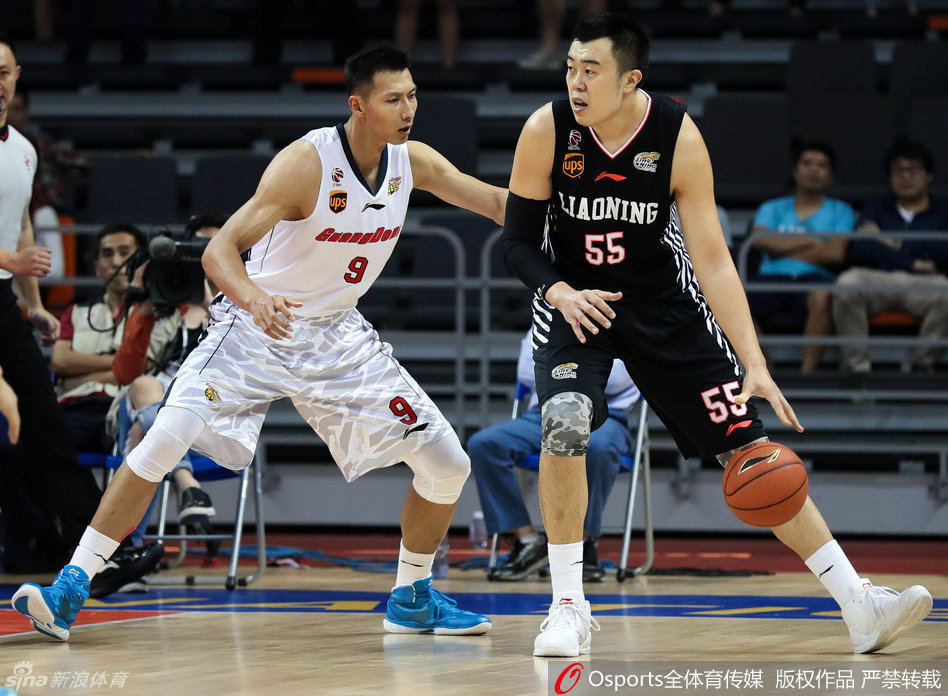 在肌肉丛林的肉搏战中，哈德森如猎鹰般起跳，出手三分球，眼神中充满了对胜利的渴望。