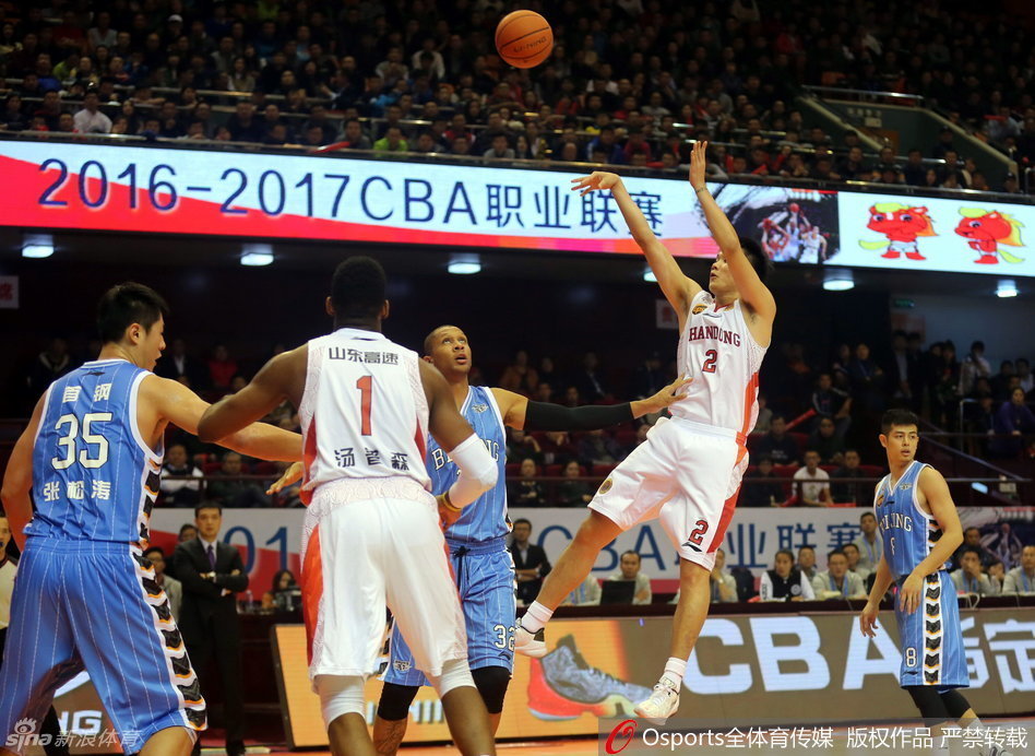 场上双方球员聚集在一起，表情激动，互相推搡，裁判奋力挤进人群中央试图将冲突双方隔开。