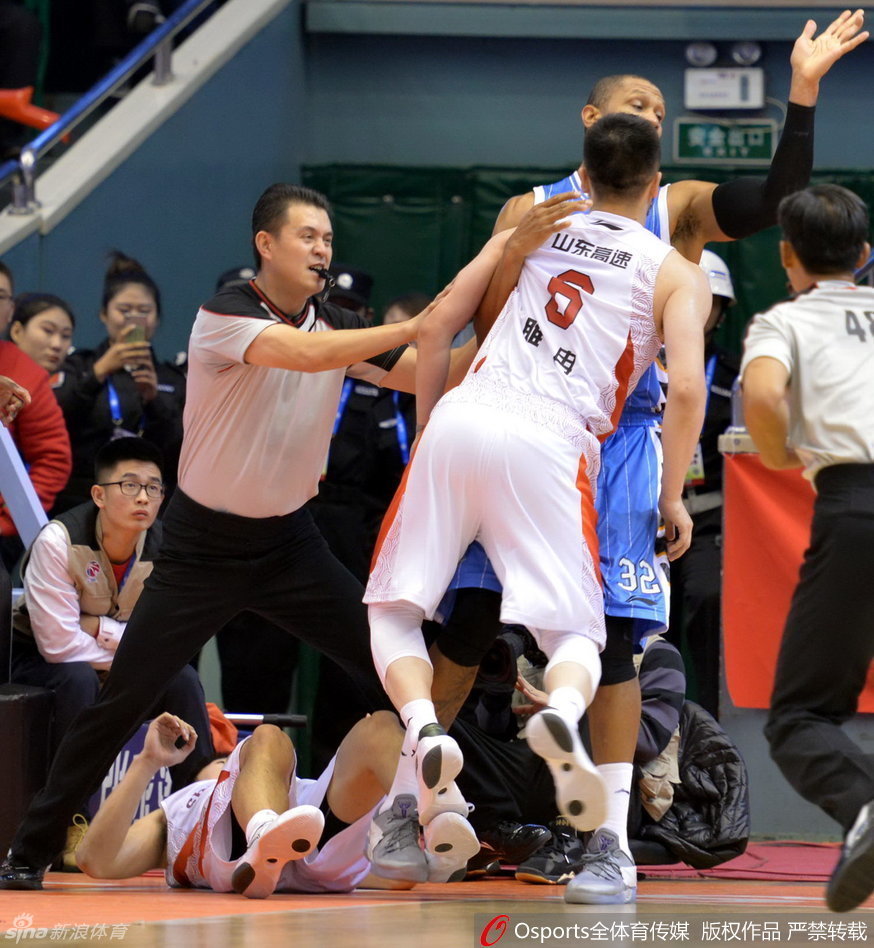 言语交流无效后，睢冉火气上涌，直接上前用身体顶撞莫里斯，两人胸部剧烈碰撞，冲突一触即发。