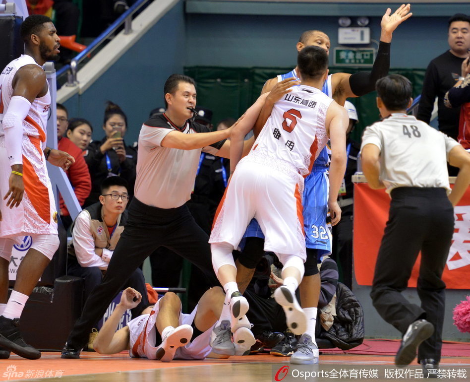 在混乱的中央，睢冉与莫里斯失去平衡双双倒地，瞬间引发全场哗然，多名球员随之倒地，场面极度混乱。