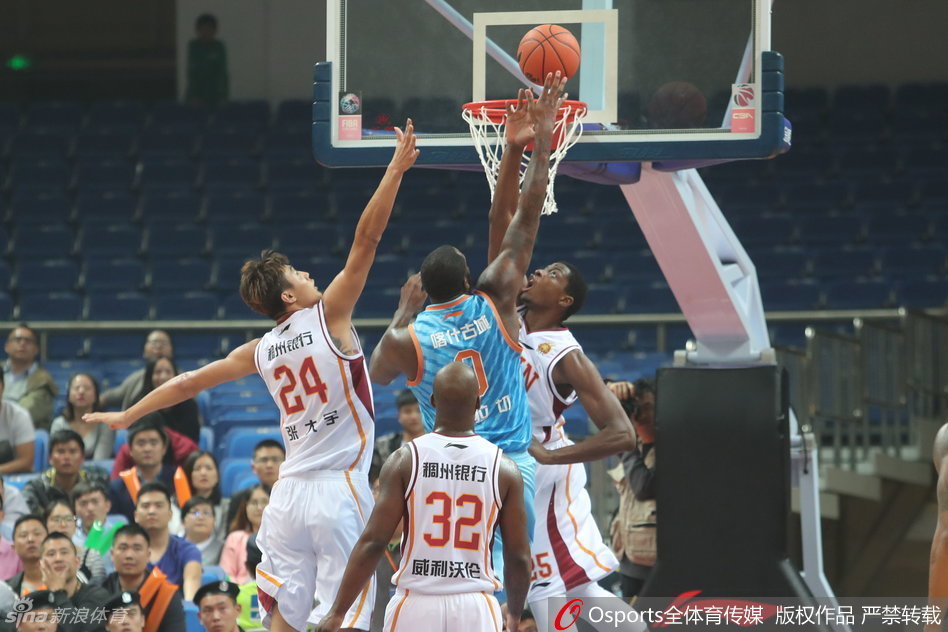 周琦篮下高举高打，面对浙江队年轻内线的封盖，他用一记轻松的勾手将球送入篮筐，为新疆队稳住阵脚。