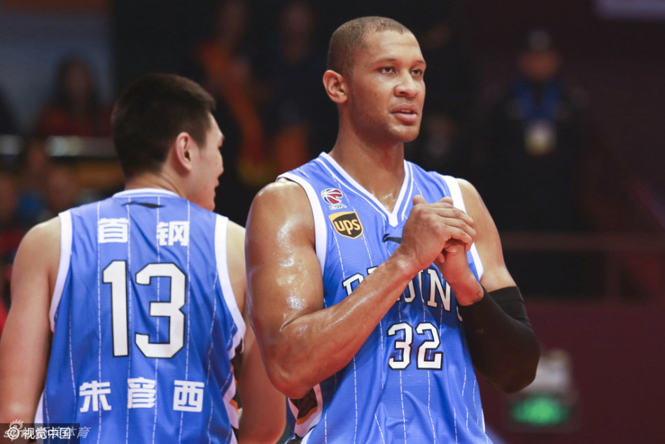 莫里斯在篮下与山东队内线球员展开激烈争夺，双方手臂纠缠在一起，肌肉线条凸显出肉搏战的激烈程度。