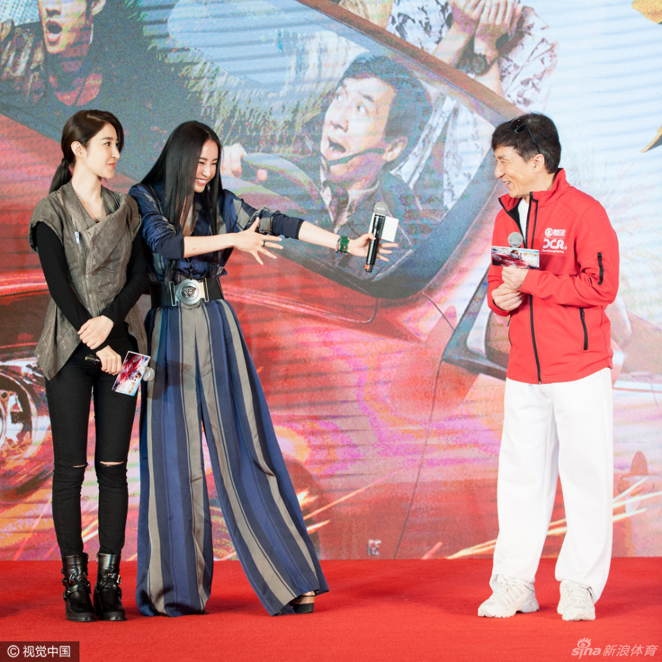 母其弥雅俯身秀乳沟"色诱"大哥_高清图集_新浪网