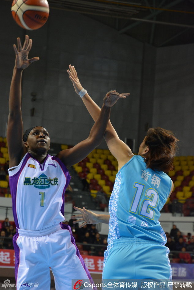 笑容灿烂的纪妍妍在训练间隙望向镜头，眼神中透露出“女科比”的自信与从容，额头的汗珠见证着她的刻苦付出。