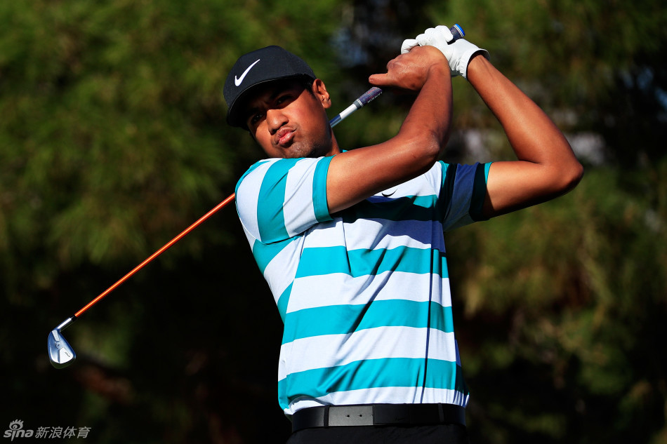 决赛轮同组出发的布鲁克斯·科普卡全神贯注地观察果岭线路,寻找反超机会。