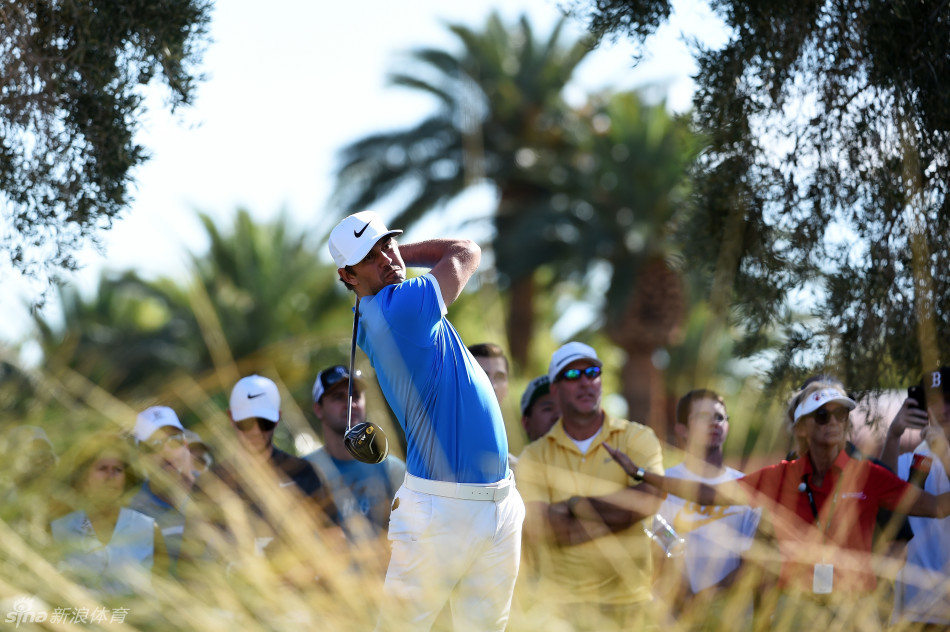 韩国选手詹姆斯·韩在比赛中专注地进行推击准备。