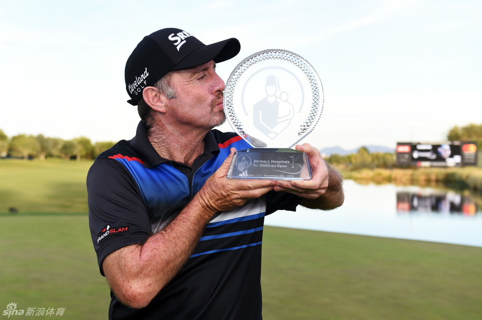 夺冠后,帕姆林深情亲吻冠军奖杯,仿佛在品味这长达十年的艰辛与甜蜜。