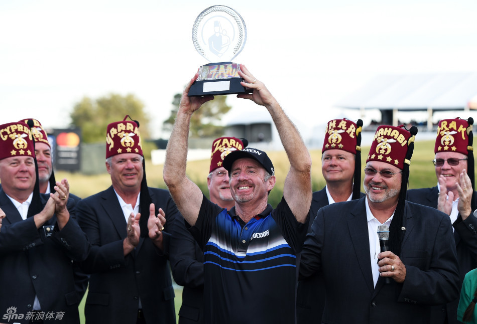 罗德·帕姆林在第十八洞果岭上,振臂高呼,庆祝那记锁定胜局的超长小鸟推。