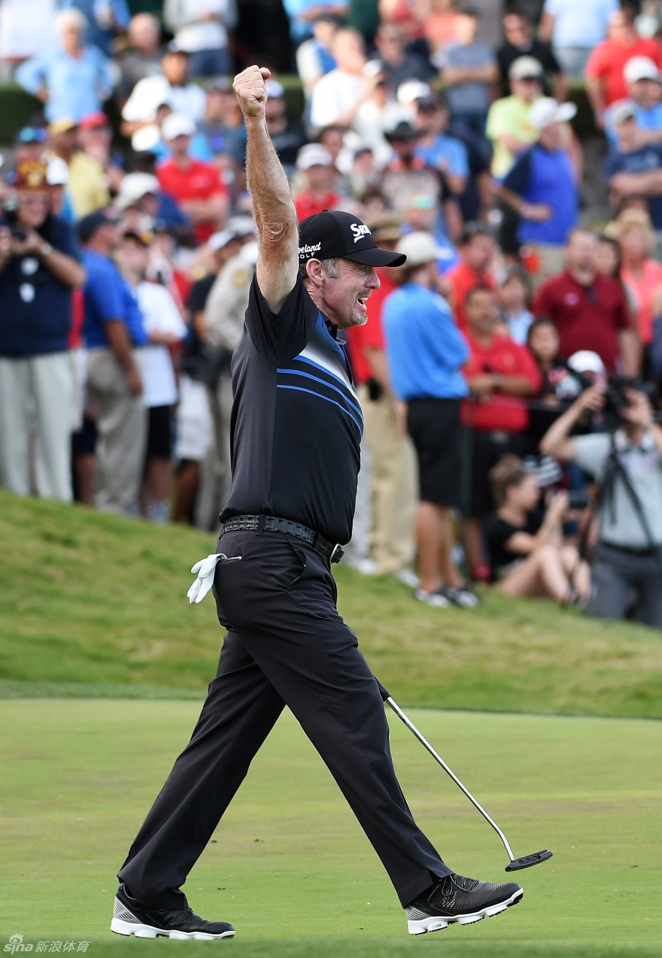 帕姆林与身边的球童紧紧拥抱,分享这来之不易的胜利喜悦。