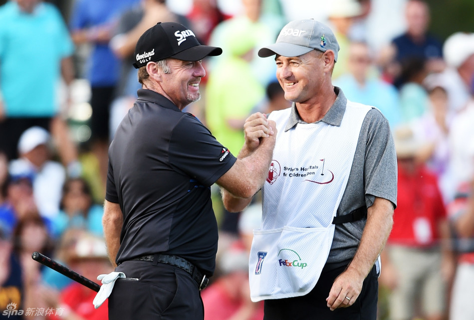 托尼·弗诺在赛场边俏皮地嘟嘴卖萌,为紧张的赛事增添了一抹轻松的色彩。