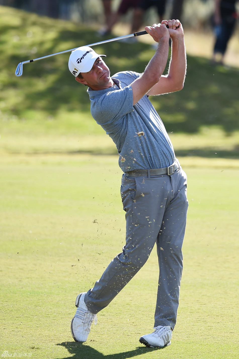 罗德·帕姆林高高举起冠军奖杯,灿烂的笑容点亮了拉斯维加斯的夜空。