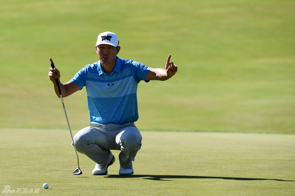 卢卡斯·格罗乌尔在比赛中陷入沉思,第十七洞的沙坑失误成为比赛的转折点。