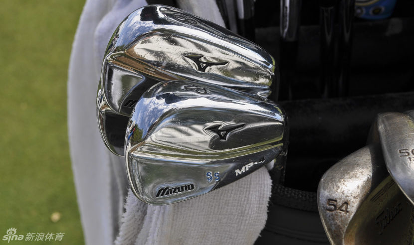 陈列于室内的多支挖起杆特写，展示其不同的杆面倾角与精致的杆底研磨