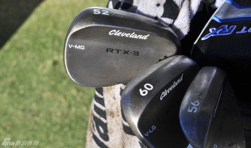 职业高尔夫球手在练习场专注试打一支黑色球道木，评估其弹道与落点