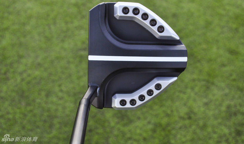 职业球员在果岭边用挖起杆进行高抛球练习，小球划过一道高高的弧线