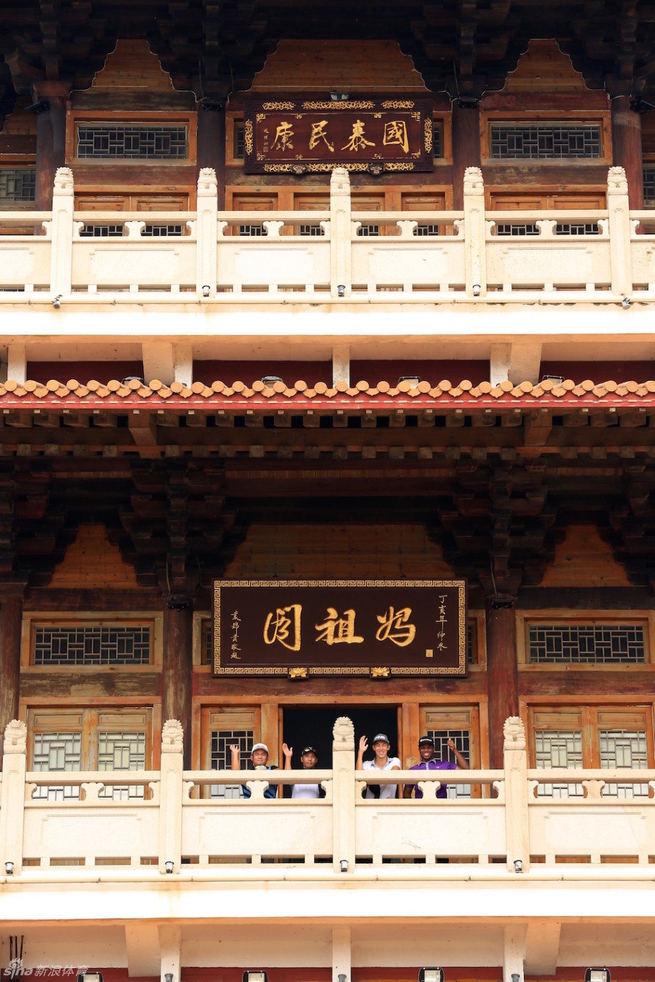 球手凝神静气，在妈祖文化广场上优雅挥杆，古老石雕与现代运动身影相映成趣。