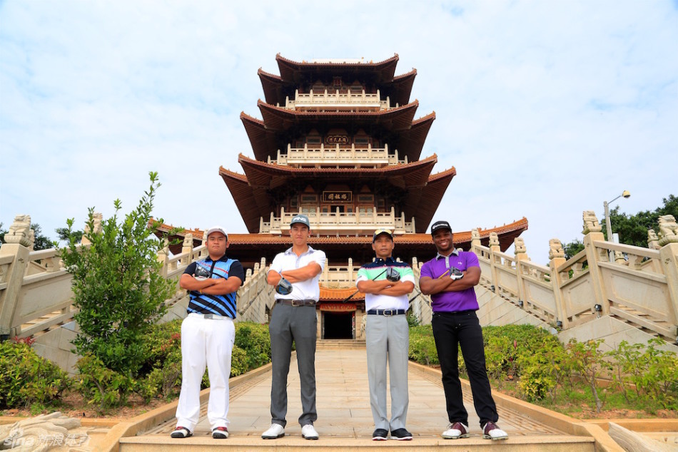 高尔夫球手们在妈祖阁前整齐列队，以挥杆之姿共同朝向圣殿，形成力量与静谧交融的壮观画面。