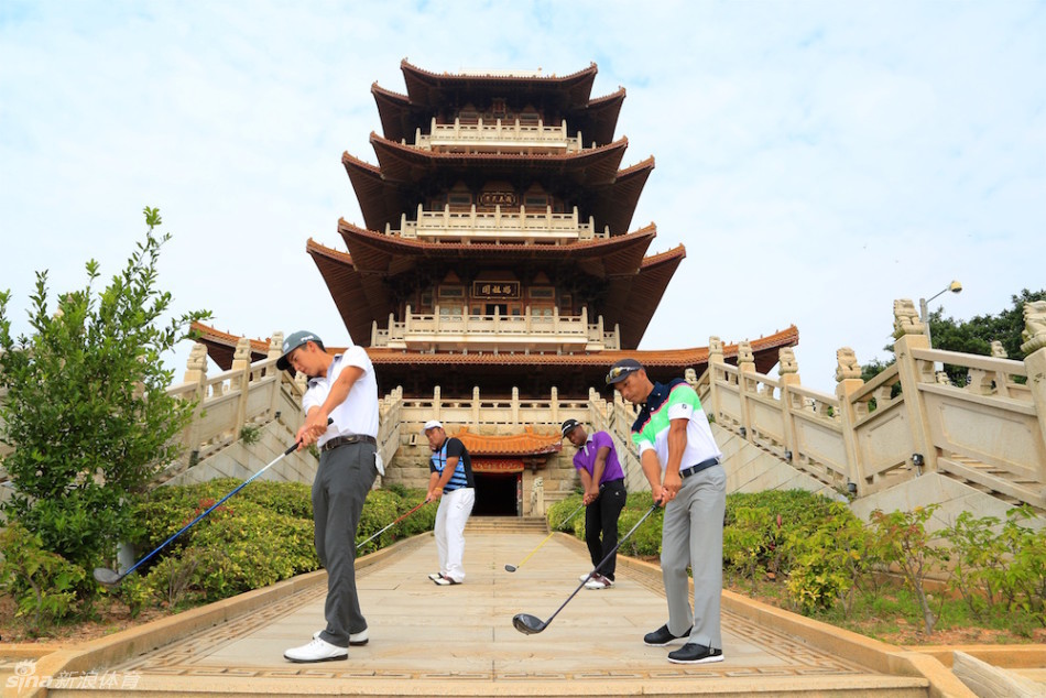 高尔夫球手在临海球场上自信挥杆，动作流畅而有力，海面波光粼粼，仿佛为他的身姿喝彩。