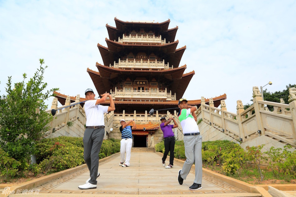 从高尔夫球场远望，妈祖阁巍然屹立于翠绿山巅，海天一色背景下显得格外神圣庄严。