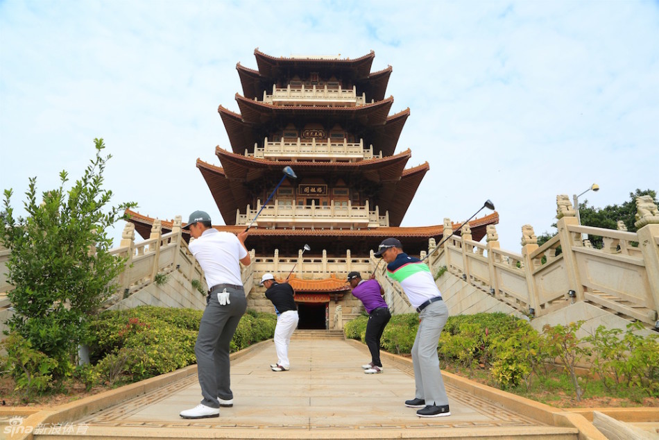 活动结束后，全体参与者在宏伟的妈祖阁前绽放笑容，合影留念，纪念这次独特的文化体育融合之旅。