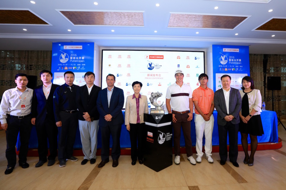 莆田市人民政府副市长张丽冰女士在发布会上致辞，阐述妈祖文化与高尔夫运动精神的交融对莆田城市发展的意义。