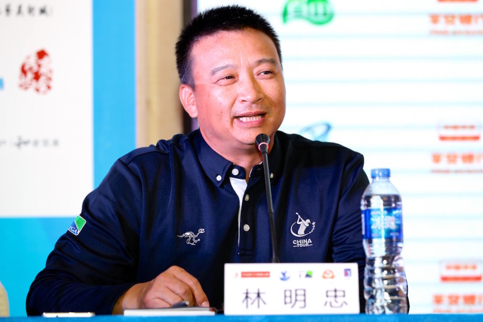 与会嘉宾与球员代表在发布会后亲切交流，气氛热烈，共同展望即将开始的精彩对决。