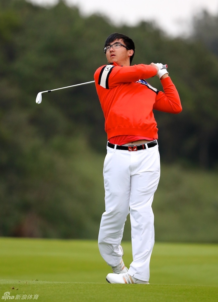 中国高尔夫新锐力量在莆田赛场展现风采，年轻球员正全神贯注地完成一次关键推击。