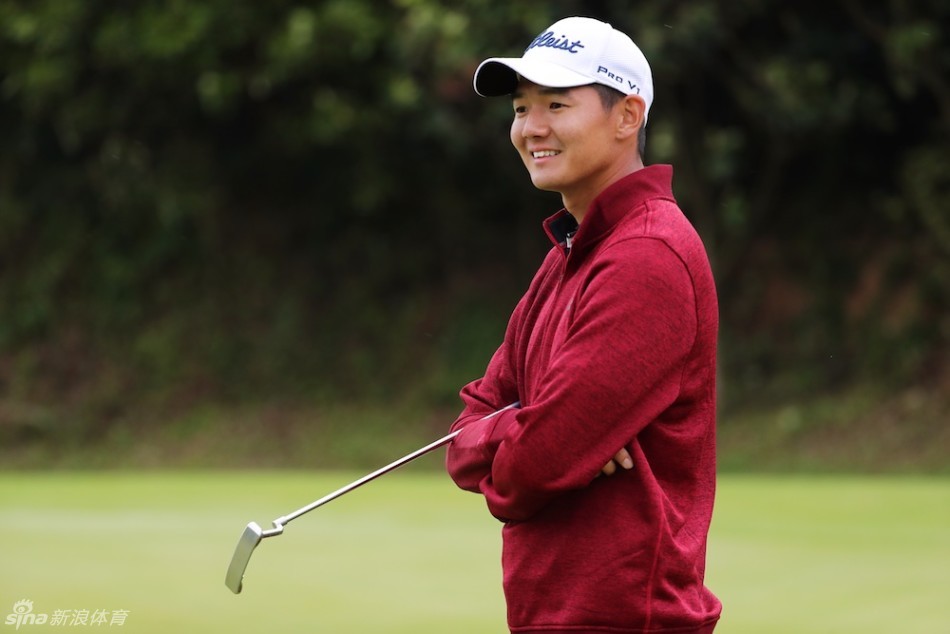 莆田公开赛职业业余配对赛正式开杆，球员们在妈祖故乡的蓝天下凝神准备第一击。