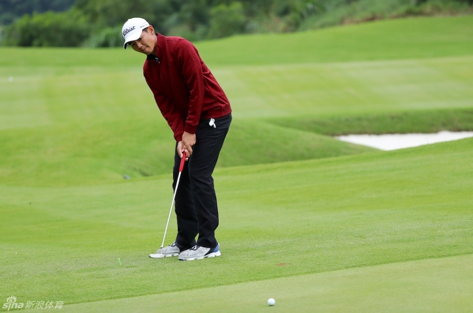 配对赛冠军组合：东道主郑国政与少年球王窦泽成在果岭上并肩而立，手持奖杯笑容灿烂。