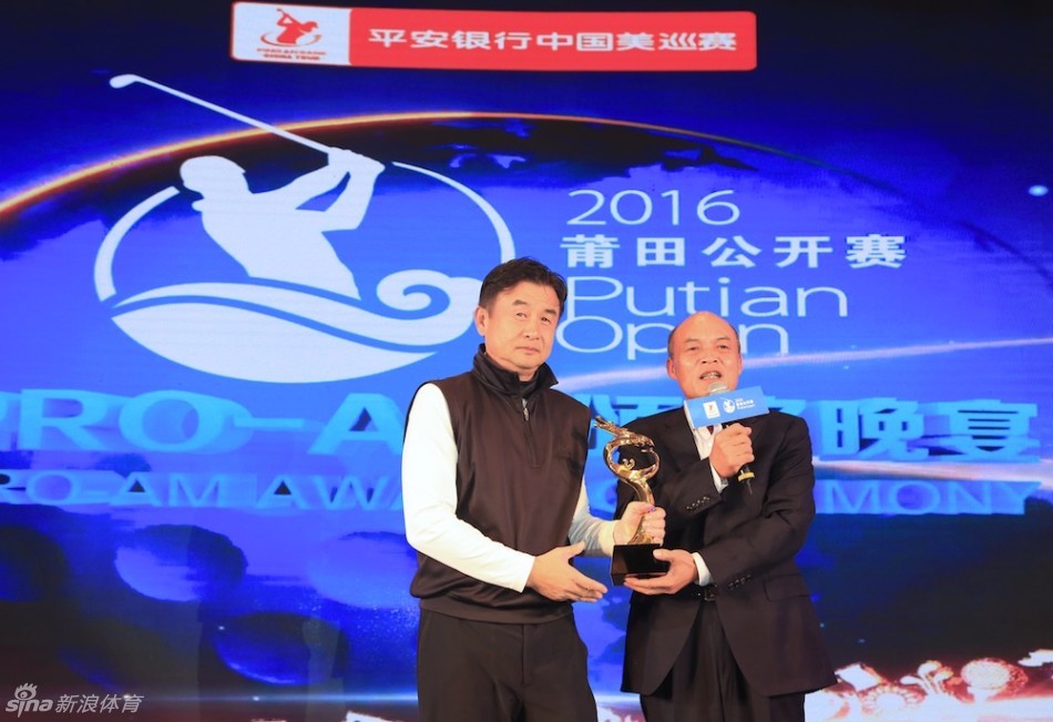 比赛紧张进行中，球员与球童在球道上专注商讨策略，寻找征服艰难球洞的最佳路径。