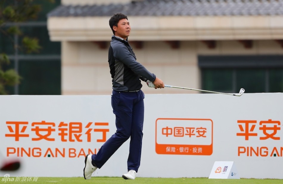 球员在标志性球洞挑战精准攻果岭，身后是辽阔的海岸线与妈祖文化的宁静深远。