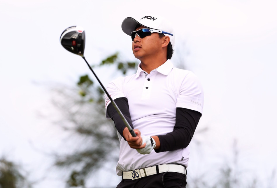 中国年轻球员罗学文在镜头前做出可爱俏皮的姿势,展现出赛场下阳光活泼的一面。