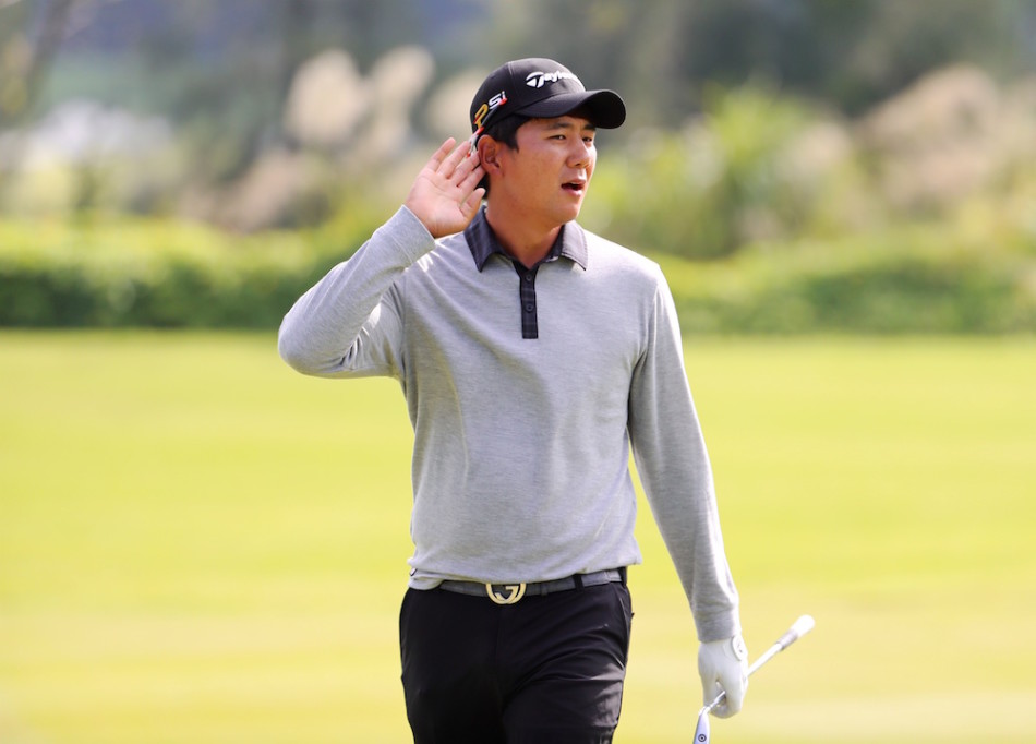 张新军成功切球进洞后,紧握拳头奋力庆祝,脸上写满了释放与喜悦。