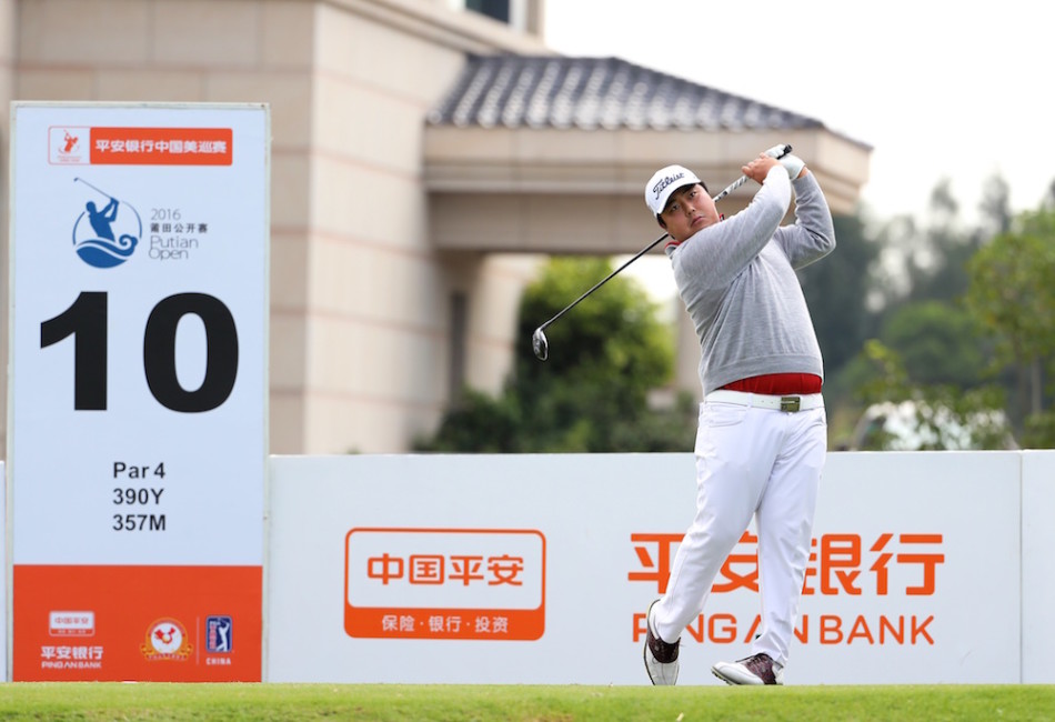 中国球员周国武在沙坑中完成一次漂亮的切杆,沙粒飞扬,动作干净利落。