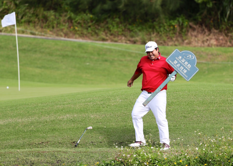 金兑祐与父亲在赛场边并肩前行,父子情深的画面令人动容,父亲是他最坚定的后盾。