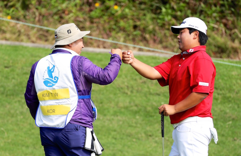 球员尹瑟俊在比赛中沉稳挥杆,目光锐利地望向球道,尽显职业风范。