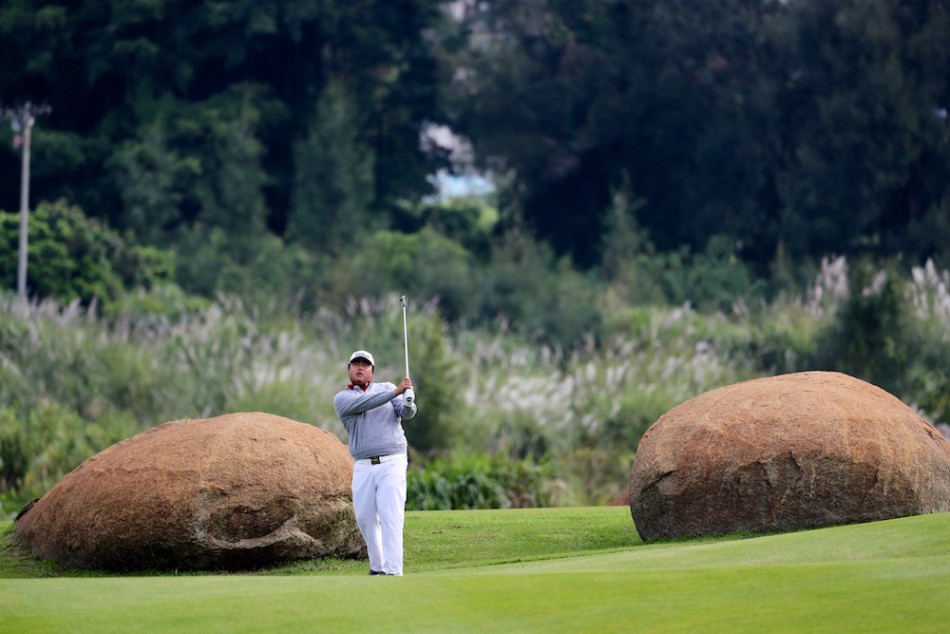 金兑祐手持赛事指示牌,神情专注地阅读,展现了职业球员严谨认真的一面。