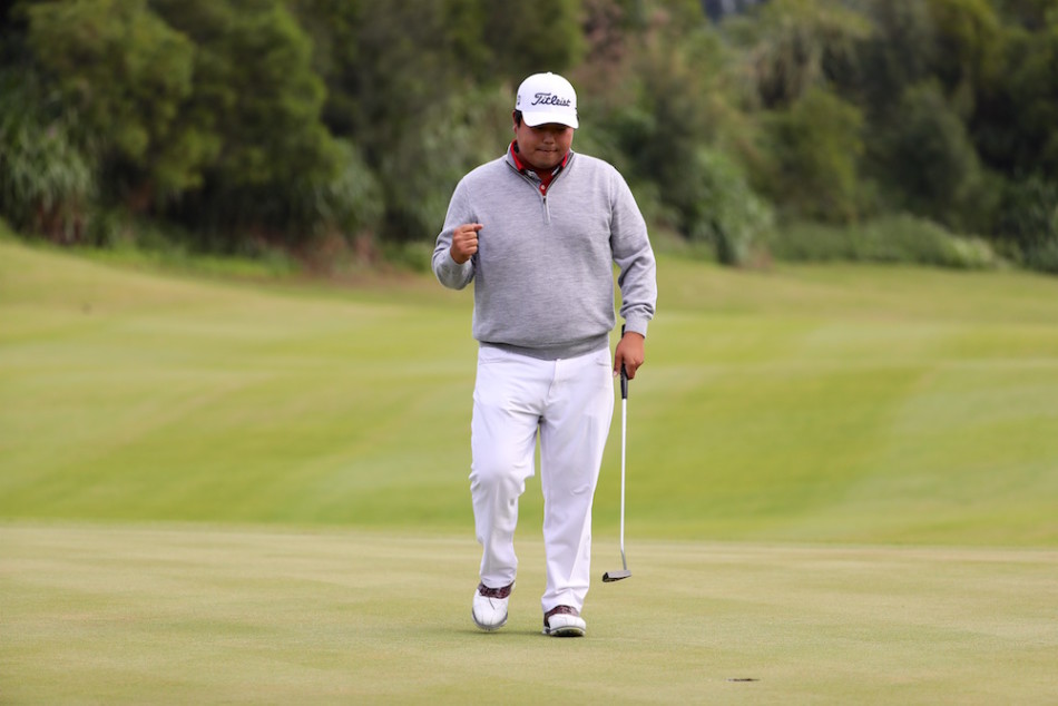 金兑祐紧握拳头为自己加油庆祝,背景是广阔的球场,展现了他拿下关键一球后的激动瞬间。