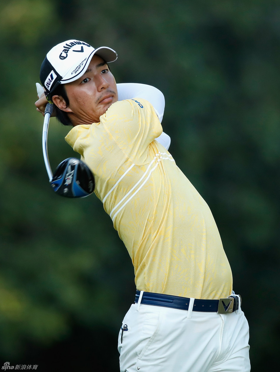 韩国名将崔京周在变色龙球场的第一洞开球，动作流畅而充满力量，为比赛奠定坚实基础。