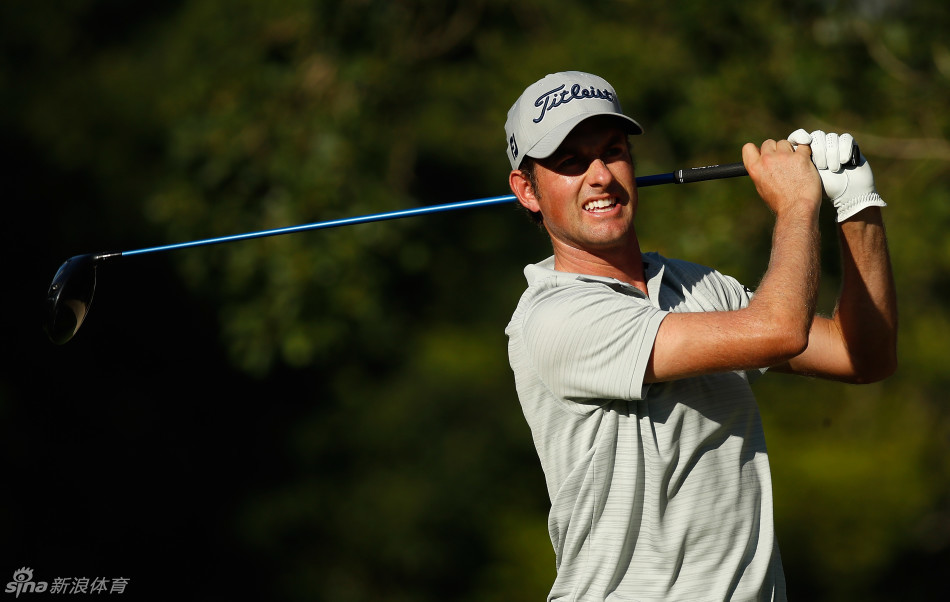 西班牙新星琼·拉姆在丛林中击球，神情专注，展现出新生代球员的锋芒与决心。