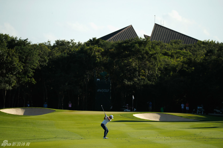 石川辽在变色龙球场沙坑中救球，少年面孔上写满专注与坚持。