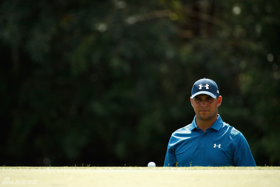 变色龙球场标志性的第7洞，球道中央巨大的天然溶洞沙坑张着巨口，对球员的开球精准度提出严峻挑战。