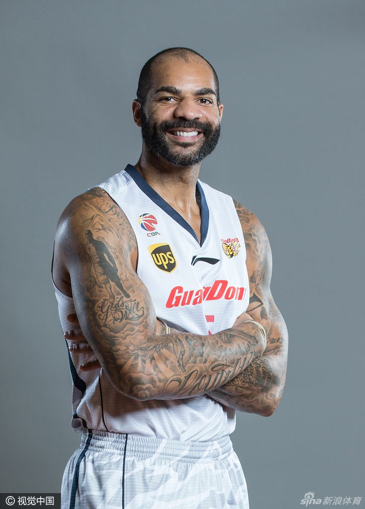 尽管未能亲自到场，但易建联的巨幅海报依旧醒目，他是这支球队不变的灵魂，仿佛在远方默默守护着新赛季的启航。