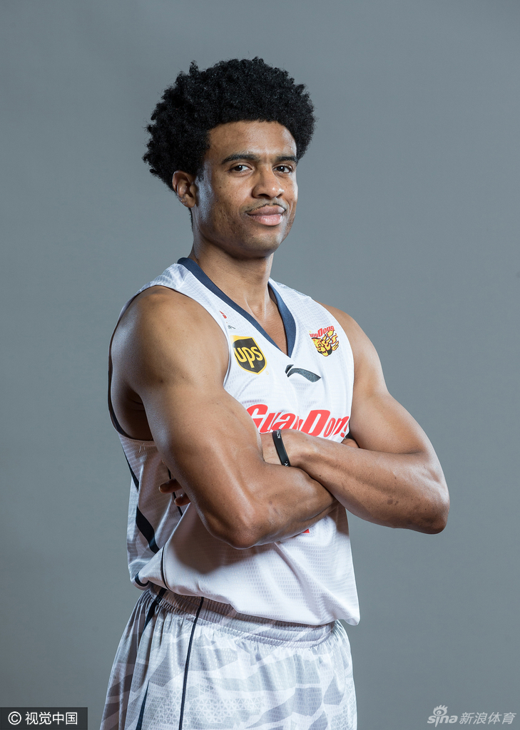 主教练杜锋双手抱胸，面容刚毅而专注，他不仅是场边的指挥家，更是这支青年军重塑辉煌的总设计师。