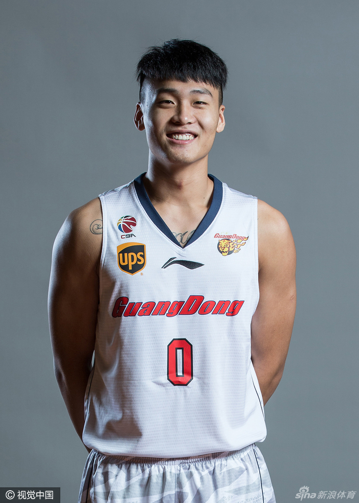 队长周鹏神情坚毅沉稳，作为球队外线铁闸和新国字号领袖，他用硬朗的身姿诠释着何为中流砥柱。