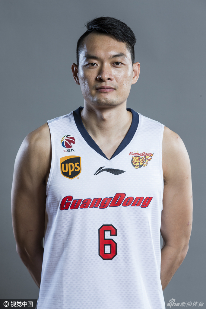 布泽尔在人群中笑得格外灿烂，他标志性的大胡子随着笑容上扬，仿佛在告诉大家，那个在NBA呼风唤雨的全明星已准备好在这片新战场开疆拓土。