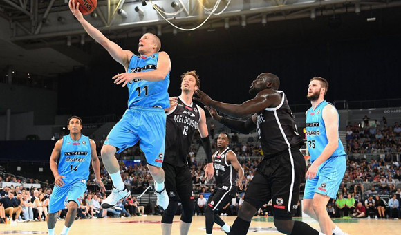 墨尔本联队球员在加时赛中奋力突破，脸上写满不甘与坚毅，全场球迷屏息凝视